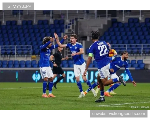 昂热0-0洛里昂，双方门将高接低挡化解多次定位球威胁